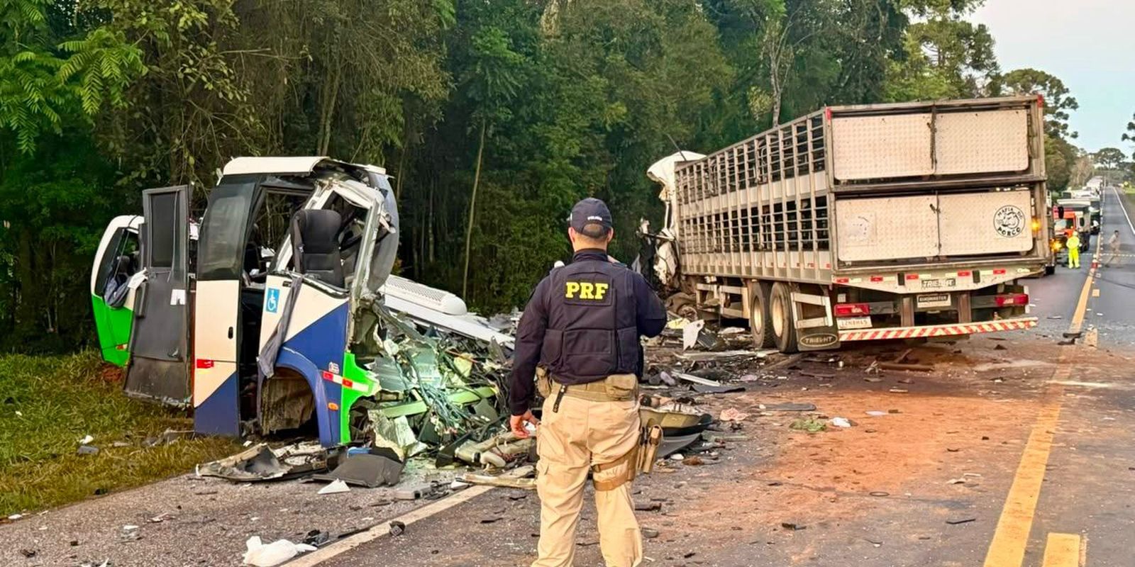 corpos-de-vitimas-de-acidente-no-parana-sao-retirados-da-pista