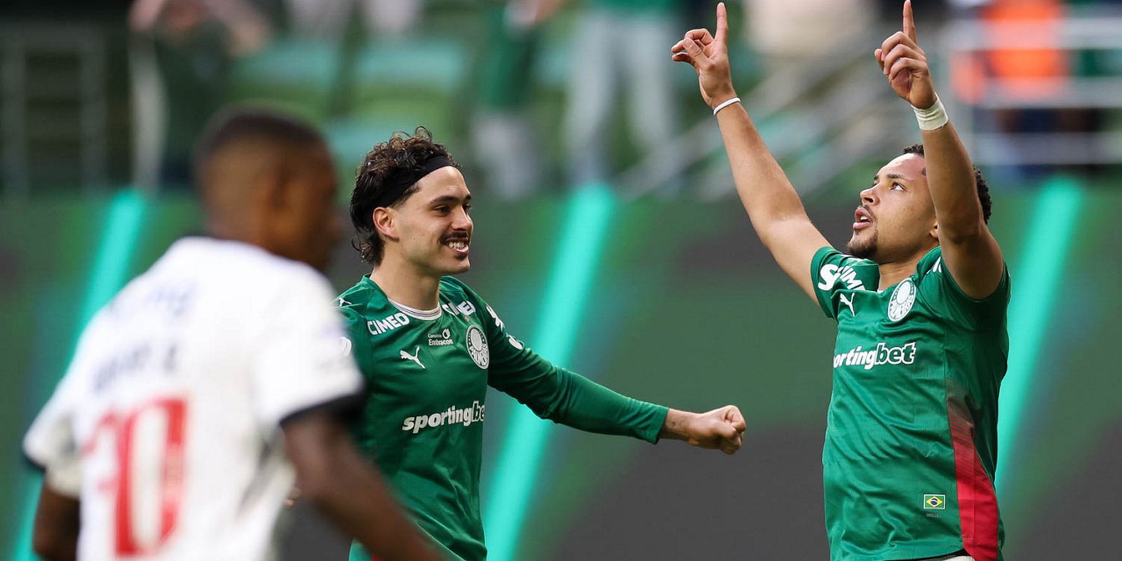 palmeiras-goleia-vasco-e-volta-a-abrir-frente-no-brasileirao:-4-a-1
