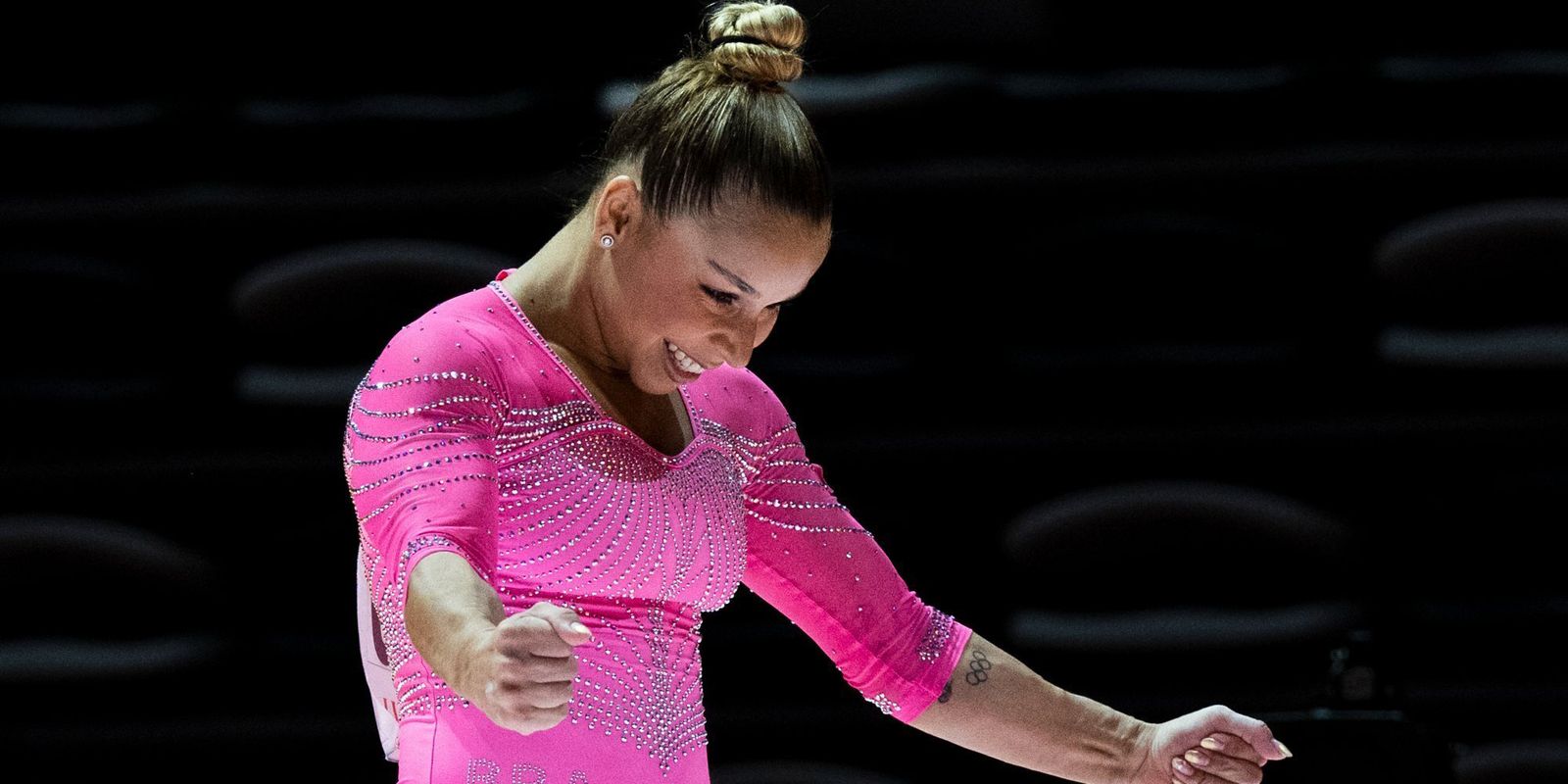flavia-saraiva-e-ouro-nas-assimetricas-da-copa-do-mundo de-ginastica