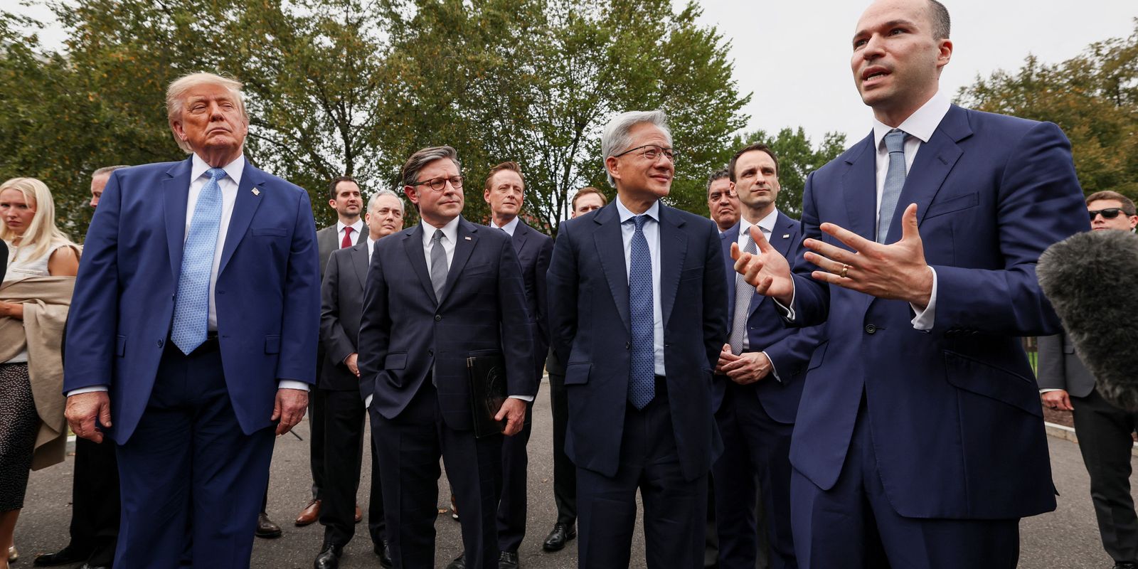 trump-anuncia-autorregulacao-da-ia-por-big-tech-em-meio-a-temor-social